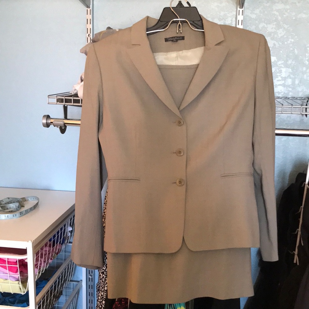 Tahari women’s suit with skirt, size 14, skirt 25 inches long waist 17”
